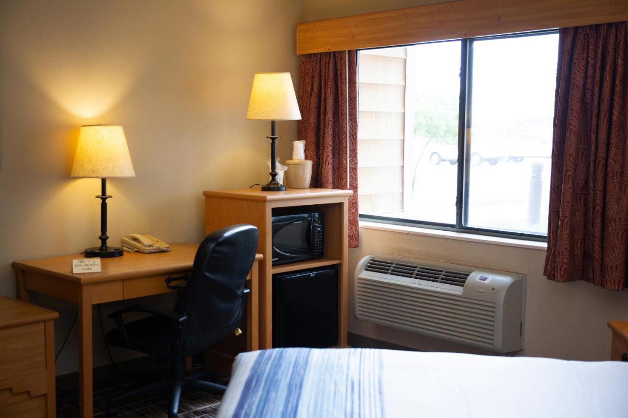 Americinn By Wyndham Pampa Event Center Buitenkant foto